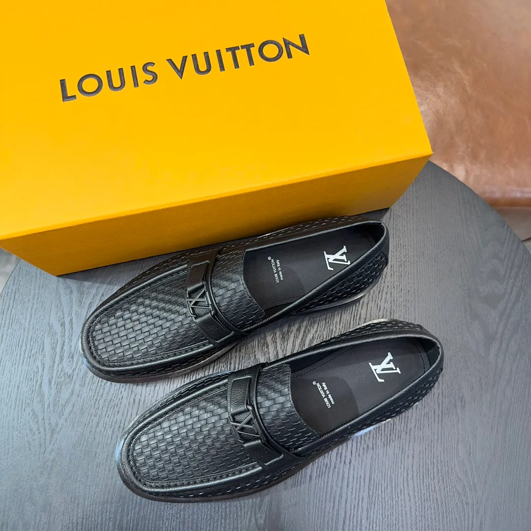 [L Home] P: 820💰 Size: 39-44 (customized at 38.45) Original Lv official website men's casual leather shoes, top-quality original replica, - Upper: 🔝cowhide weaving technology, Nappa cowhide, shoe body sewn with brand logo - Inner: cowhide, foot pad; water-dyed cowhide - Outsole: TPR·rubber foam; two-color molded outsole -Ultra-high quality control and fine workmanship: highlight (high-end, extravagance, class)